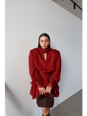 Özge Özgenç Omuzu Vatkalı Boyundan Bağlamalı Premium Elbise