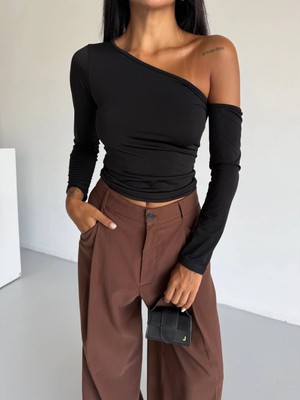 Hazelin Kadın Siyah Asimetrik Yaka Drapeli Sandy Bluz HZL25S-FRY123361