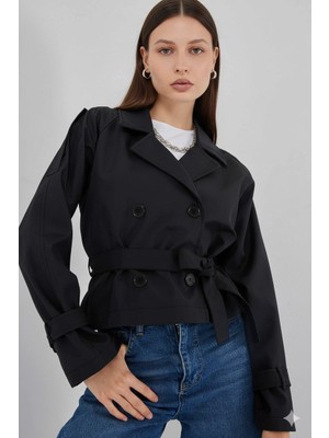 Hazelin Kadın Siyah Kruvaze Yaka Kuşaklı Astarlı Kısa Trençkot HZL25W-BD159701
