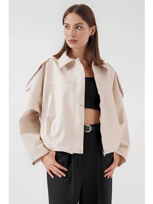 Hazelin Kadın Ekru Oversize Fermuarlı ve Düğmeli Yandan Cepli Suni Deri Ceket HZL25W-BD110551