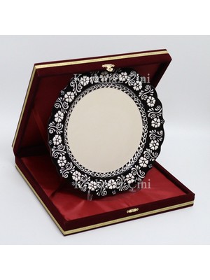 Korkmaz Çini 26 cm Beyaz Kabartma Kaligrafi Tabağı