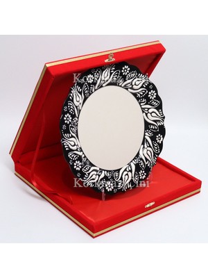 Korkmaz Çini 26 cm Beyaz Kabartma Kaligrafi Tabağı