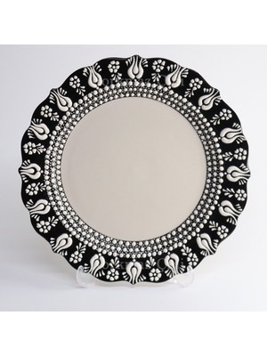 Korkmaz Çini 26 cm Beyaz Kabartma Kaligrafi Tabağı