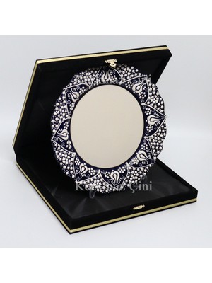 Korkmaz Çini 26 cm Beyaz Kabartma Kaligrafi Tabağı