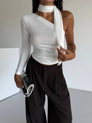 Hazelin Kadın Beyaz Fularlı Sandy Kumaş Asimetrik Kesim Bluz HZL25S-FRY123371