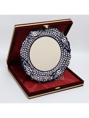 Korkmaz Çini 26 cm Beyaz Kabartma Kaligrafi Tabağı