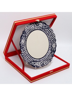 Korkmaz Çini 26 cm Beyaz Kabartma Kaligrafi Tabağı