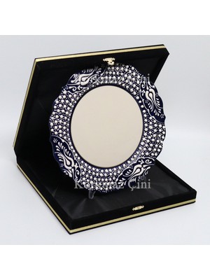 Korkmaz Çini 26 cm Beyaz Kabartma Kaligrafi Tabağı