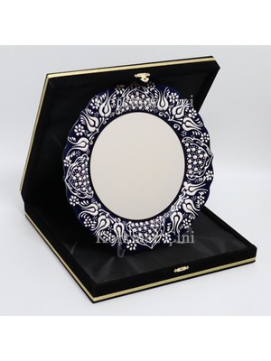 Korkmaz Çini 26 cm Beyaz Kabartma Kaligrafi Tabağı