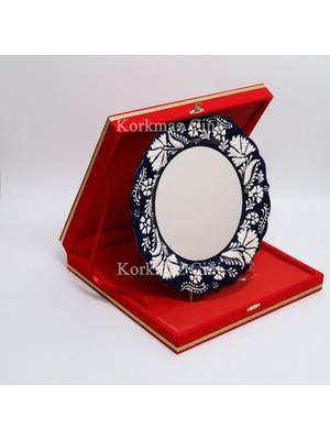 Korkmaz Çini 26 cm Beyaz Kabartma Kaligrafi Tabağı