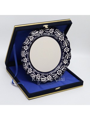 Korkmaz Çini 26 cm Beyaz Kabartma Kaligrafi Tabağı