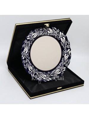 Korkmaz Çini 26 cm Beyaz Kabartma Kaligrafi Tabağı