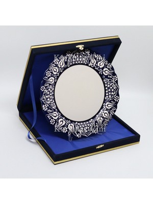 Korkmaz Çini 26 cm Beyaz Kabartma Kaligrafi Tabağı