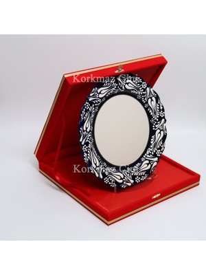 Korkmaz Çini 26 cm Beyaz Kabartma Kaligrafi Tabağı