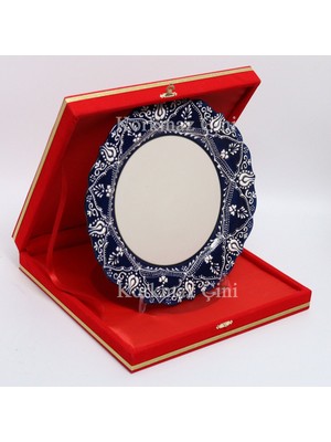 Korkmaz Çini 26 cm Beyaz Kabartma Kaligrafi Tabağı