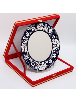 Korkmaz Çini 26 cm Beyaz Kabartma Kaligrafi Tabağı