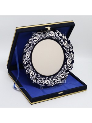 Korkmaz Çini 26 cm Beyaz Kabartma Kaligrafi Tabağı