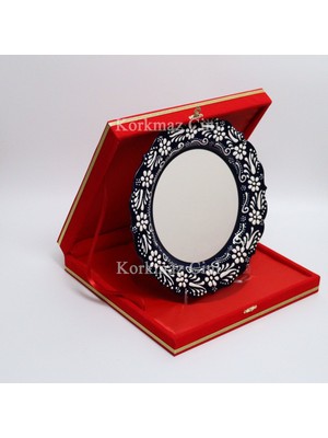 Korkmaz Çini 26 cm Beyaz Kabartma Kaligrafi Tabağı