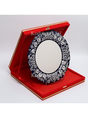 Korkmaz Çini 26 cm Beyaz Kabartma Kaligrafi Tabağı