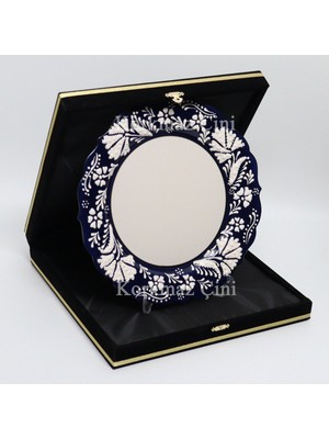 Korkmaz Çini 26 cm Beyaz Kabartma Kaligrafi Tabağı