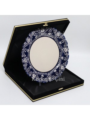 Korkmaz Çini 26 cm Beyaz Kabartma Kaligrafi Tabağı
