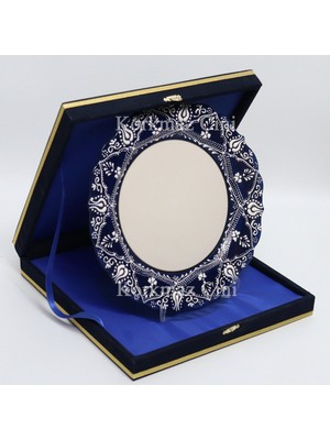 Korkmaz Çini 26 cm Beyaz Kabartma Kaligrafi Tabağı