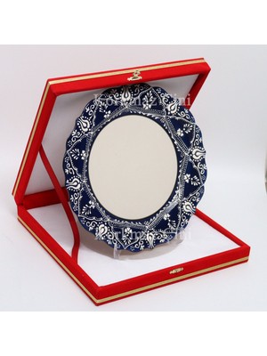 Korkmaz Çini 26 cm Beyaz Kabartma Kaligrafi Tabağı