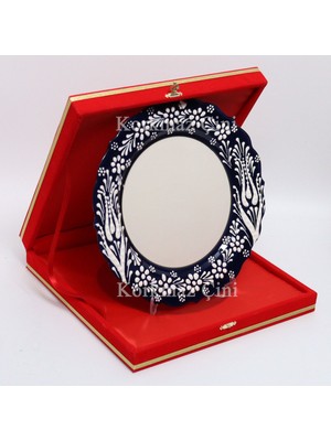 Korkmaz Çini 26 cm Beyaz Kabartma Kaligrafi Tabağı