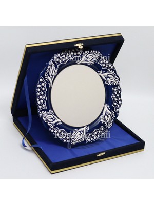 Korkmaz Çini 26 cm Beyaz Kabartma Kaligrafi Tabağı