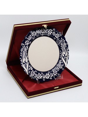 Korkmaz Çini 26 cm Beyaz Kabartma Kaligrafi Tabağı