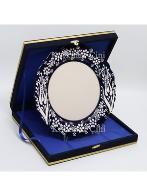 Korkmaz Çini 26 cm Beyaz Kabartma Kaligrafi Tabağı