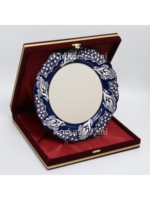 Korkmaz Çini 26 cm Beyaz Kabartma Kaligrafi Tabağı