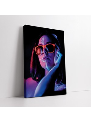 KOSS Dijital Gözlüklü ve Makyajlı Kadın Kanvas Tablo