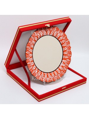 Korkmaz Çini 26 cm Beyaz Kabartma Kaligrafi Tabağı