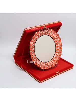 Korkmaz Çini 26 cm Beyaz Kabartma Kaligrafi Tabağı