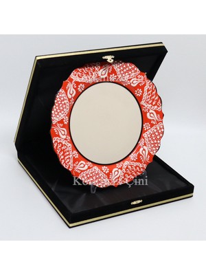 Korkmaz Çini 26 cm Beyaz Kabartma Kaligrafi Tabağı