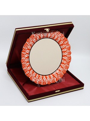 Korkmaz Çini 26 cm Beyaz Kabartma Kaligrafi Tabağı