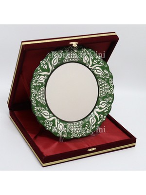 Korkmaz Çini 26 cm Beyaz Kabartma Kaligrafi Tabağı