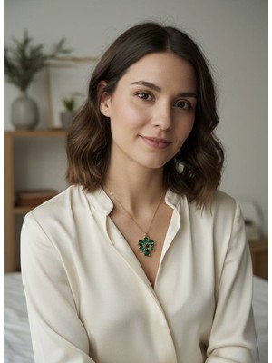 M&Ç Boutique Zümrüt Yeşili Kristal Taşlı Çiçek Kolye - Çelik Kaplama Zincir