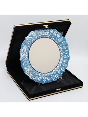 Korkmaz Çini 26 cm Beyaz Kabartma Kaligrafi Tabağı