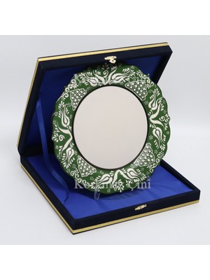 Korkmaz Çini 26 cm Beyaz Kabartma Kaligrafi Tabağı