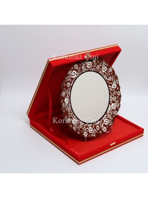 Korkmaz Çini 26 cm Beyaz Kabartma Kaligrafi Tabağı