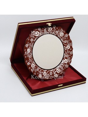 Korkmaz Çini 26 cm Beyaz Kabartma Kaligrafi Tabağı