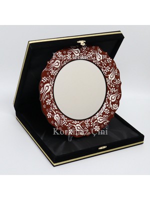 Korkmaz Çini 26 cm Beyaz Kabartma Kaligrafi Tabağı