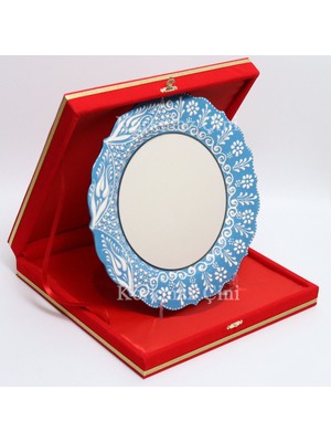 Korkmaz Çini 26 cm Beyaz Kabartma Kaligrafi Tabağı