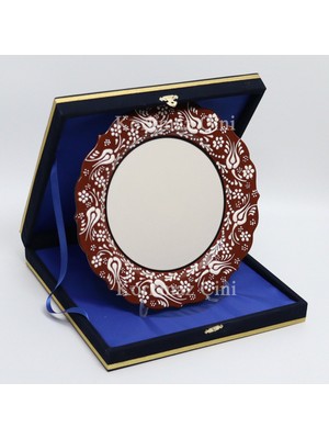 Korkmaz Çini 26 cm Beyaz Kabartma Kaligrafi Tabağı