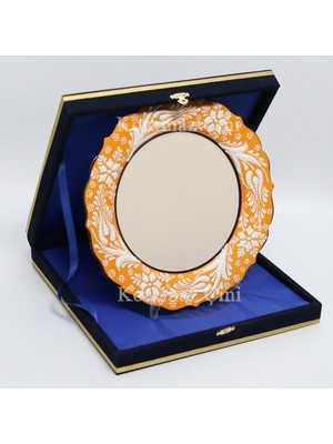 Korkmaz Çini 26 cm Beyaz Kabartma Kaligrafi Tabağı