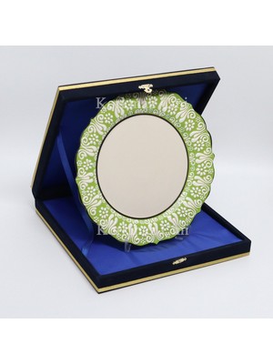 Korkmaz Çini 26 cm Beyaz Kabartma Kaligrafi Tabağı