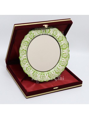 Korkmaz Çini 26 cm Beyaz Kabartma Kaligrafi Tabağı