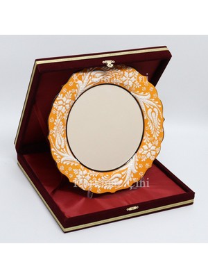 Korkmaz Çini 26 cm Beyaz Kabartma Kaligrafi Tabağı